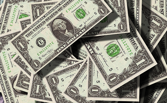 Notas de dólar espalhadas