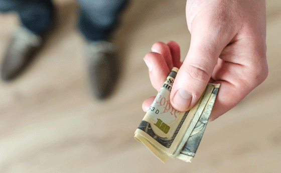 pessoa segurando uma nota de dólar
