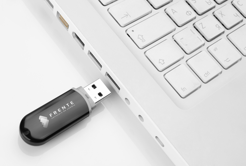 pendrive próximo a entrada USB de um notebook