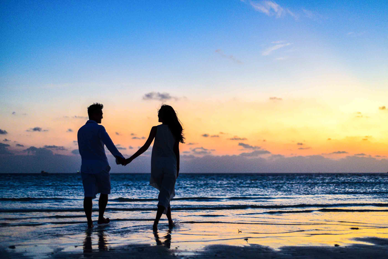 casal andando na praia