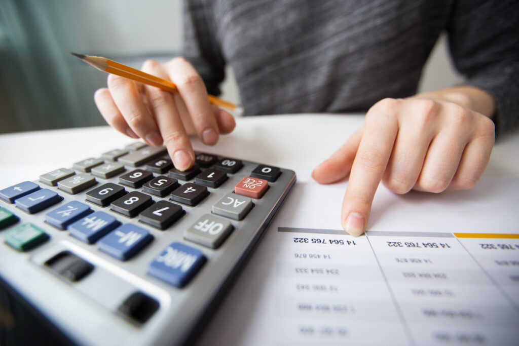 Contador analisando taxas de juros do câmbio online.